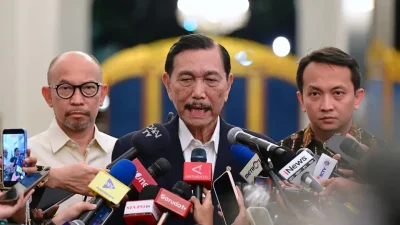 Ketua Dewan Ekonomi Nasional (DEN) Luhut Binsar Pandjaitan beserta jajaran di Istana Merdeka, Jakarta, pada Selasa, 9 Juni 2026. Foto: BPMI Setpres/Muchlis Jr (Thiscover.id)