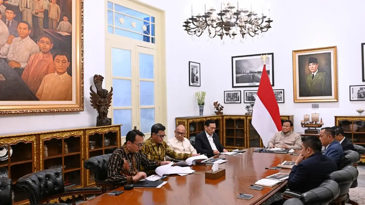 Presiden Prabowo Subianto menerima Ketua Dewan Ekonomi Nasional (DEN) Luhut Binsar Pandjaitan beserta jajaran di Istana Merdeka, Jakarta, pada Selasa, 9 Juni 2026. Foto: BPMI Setpres/Muchlis Jr (Thiscover.id)