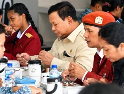 Potret Prabowo Santap MBG Bareng Siswa SRMP 17 Tabanan Bali