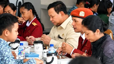 Potret Prabowo Santap MBG Bareng Siswa SRMP 17 Tabanan Bali